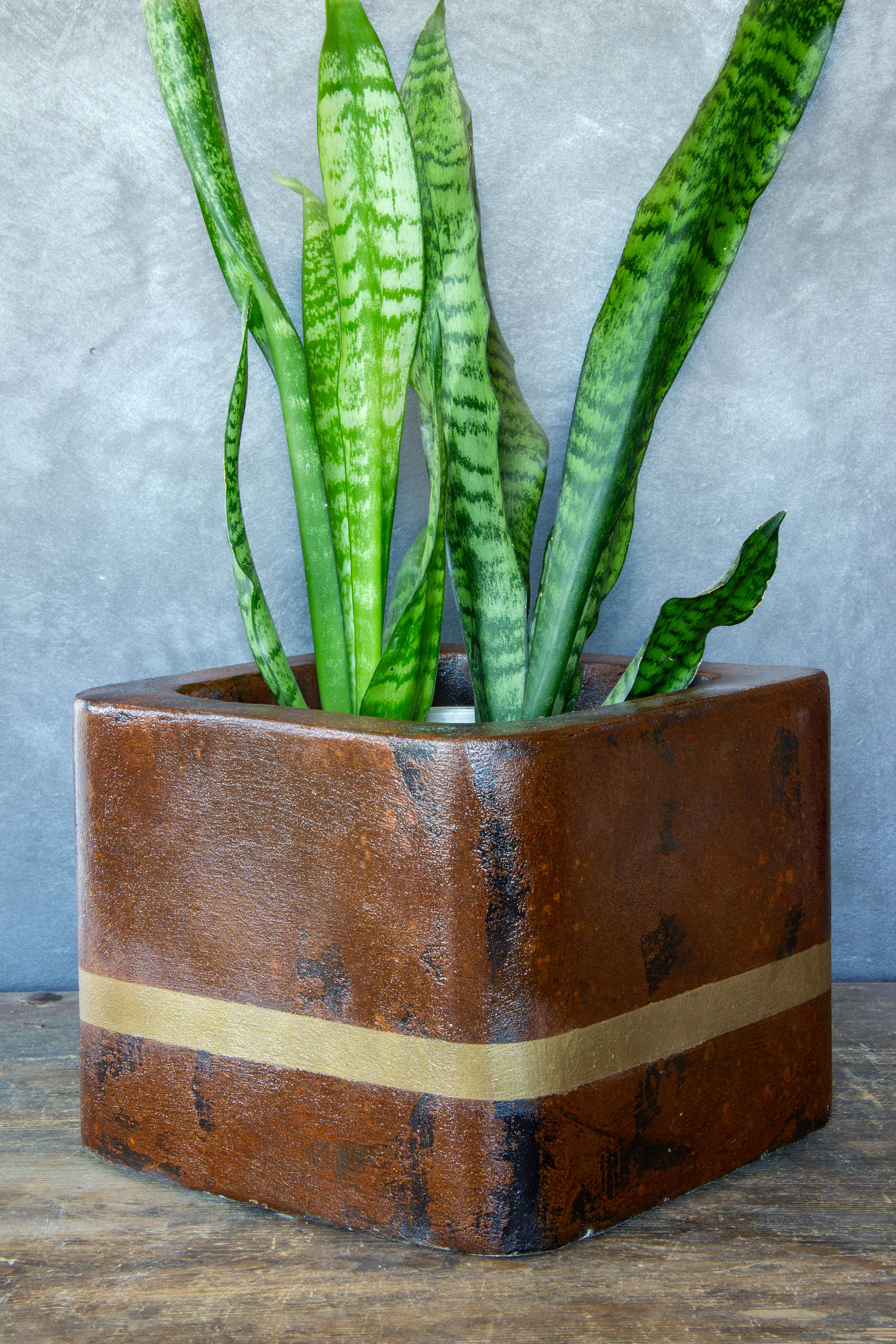 Donica z efektem rdzy kortenowej, ręcznie wykonana, z dekoracyjną złotą linią i turkusową patyną